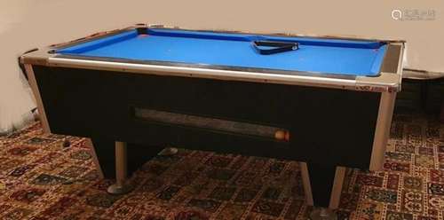 BILLARD AMÉRICAIN<br />
Tapis bleu, avec accessoires <br />
...