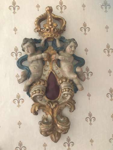 BOIS SCULPTÉ EN BAS-RELIEF POLYCHROME<br />
Représentant une...