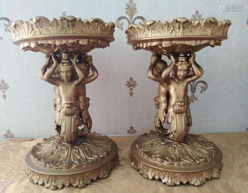 PAIRE DE SUPPORTS EN BRONZE<br />
À décor de trois sirènes<b...