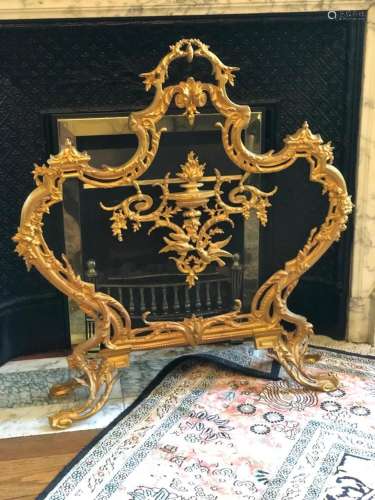 PARE-FEU de forme Louis XV en bronze doré à riche décor de f...