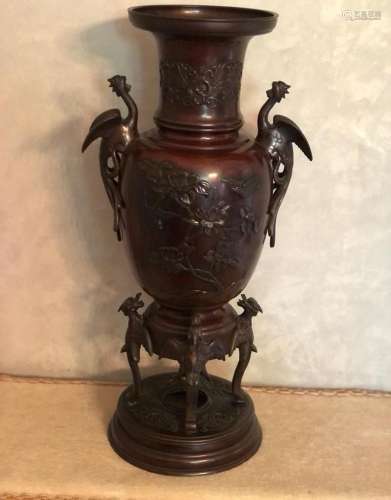 BRULE-PARFUM en bronze patiné<br />
Vase en bronze à décor a...