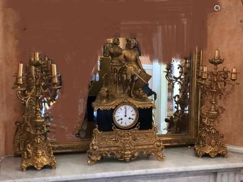 GARNITURE DE CHEMINÉE Napoléon III<br />
Comprenant une pend...