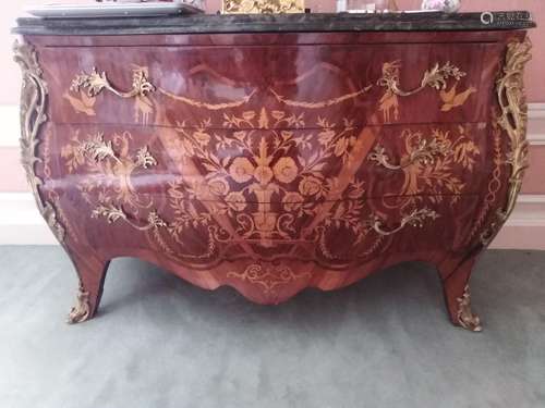 COMMODE TOMBEAU à marqueterie de fleurs en bois de placage e...