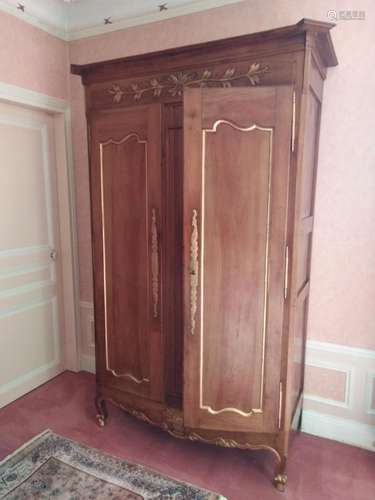 ARMOIRE VENDÉENNE DEUX PORTES en bois clair<br />
Époque XIX...