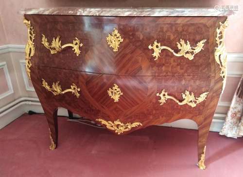 COMMODE GALBÉE EN FAÇADE À DEUX TIROIRS de style Louis XV<br...