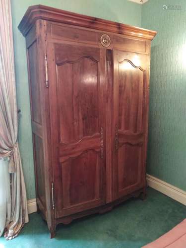 ARMOIRE VENDÉENNE à deux portes en merisier<br />
Époque XIX...