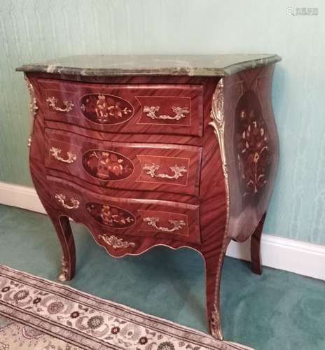 PETITE COMMODE GALBÉE EN FAÇADE ouvrant par trois tiroirs<br...