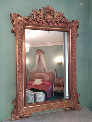 MIROIR DORÉ DE STYLE ROCAILLE<br />
Fronton à la coquille<br...