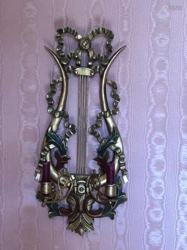 PAIRE D'APPLIQUES DE FORME LYRE<br />
En bois doré, à deux b...