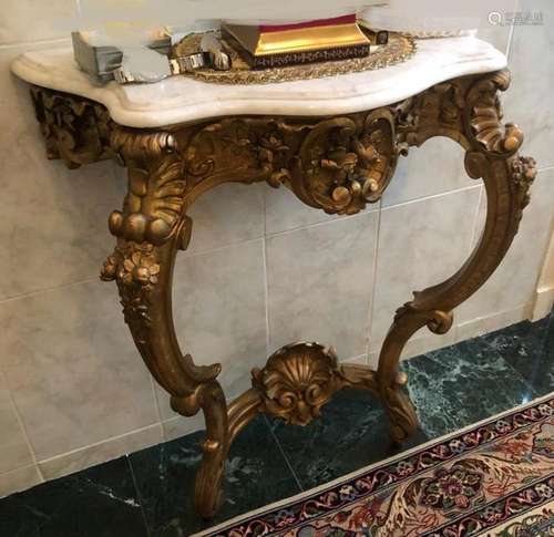 CONSOLE de style Louis XV en bois doré à deux pieds<br />
De...