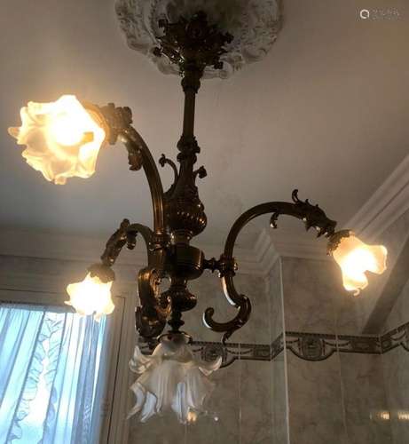 LUSTRE EN BRONZE ET LAITON à trois bras de lumières<br />
Ép...