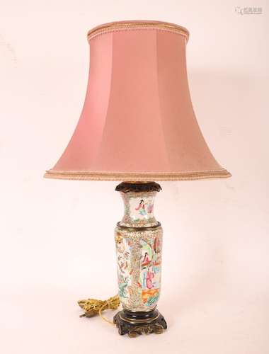 LAMPE EN PORCELAINE DE CHINE, CANTON<br />
Vase à décor de s...