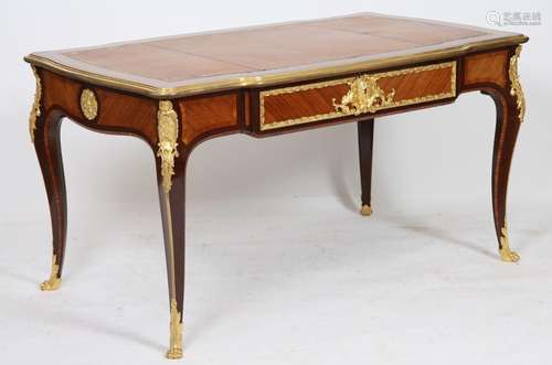 ÉLÉGANT BUREAU PLAT MARQUETÉ LOUIS XV, XIXe<br />
Marqueté t...