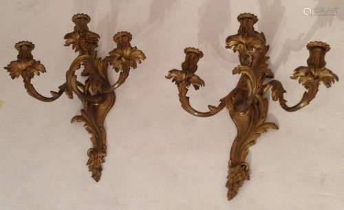 PAIRE D'APPLIQUES LOUIS XV EN BRONZE DORÉ<br />
À trois bras...