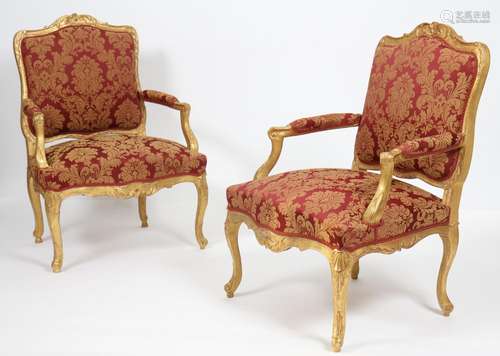 PAIRE DE FAUTEUILS EN BOIS DORÉ LOUIS XV <br />
En bois doré...