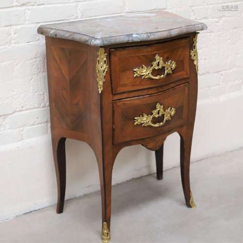 PETITE COMMODE SAUTEUSE GALBÉE TOUTES FACES LOUIS XV de Loui...