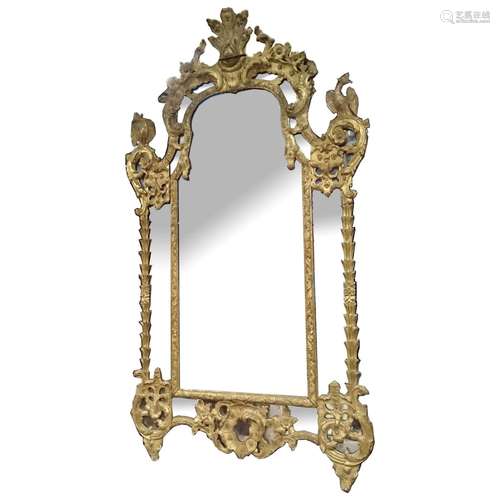 MIROIR LOUIS XIV À PARCLOSES ET FRONTON<br />
En bois et stu...