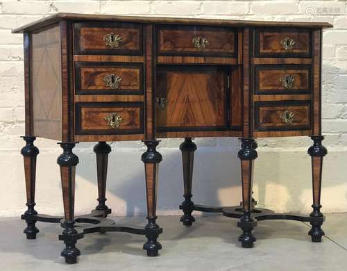 BUREAU MAZARIN GRENOBLOIS<br />
En bois indigènes d'olivier ...