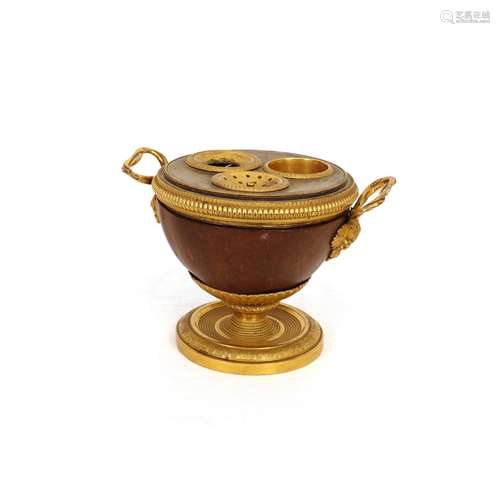 ENCRIER SUR PIÉDOUCHE EN BOIS ET BRONZE DORÉ<br />
Coupe en ...