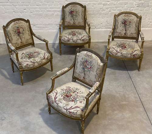 TRÈS BELLE SUITE DE QUATRE FAUTEUILS À LA REINE en bois doré...