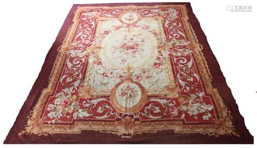 EXCEPTIONNEL TAPIS D'AUBUSSON XIXe<br />
À trois médaillons ...