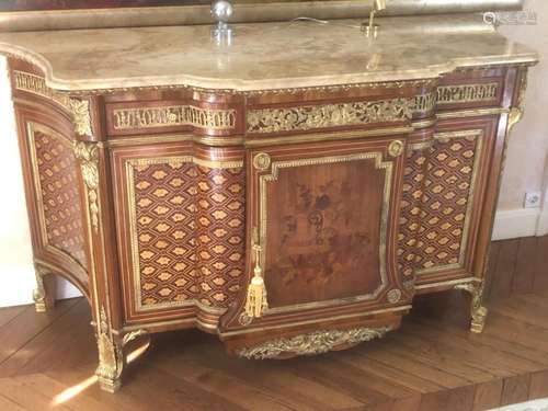 COMMODE DE STYLE LOUIS XVI, MODÈLE DE LA CHAMBRE DE MARIE-AN...