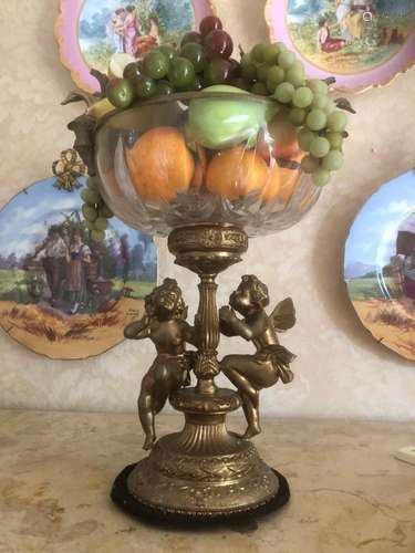 COUPE DE FRUITS aux anges en bronze doré et verrerie <br />
...