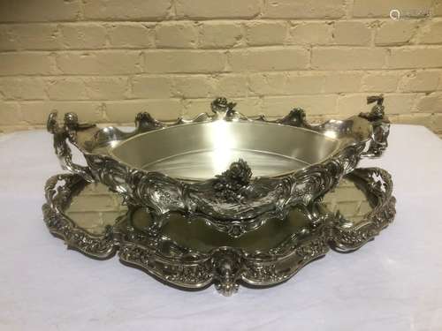 IMPORTANT SURTOUT DE TABLE LOUIS XV EN BRONZE ARGENTÉ<br />
...