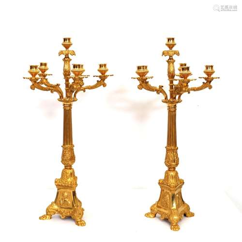 PAIRE DE GRANDS CANDÉLABRES EN BRONZE DORÉ<br />
Bronze cise...