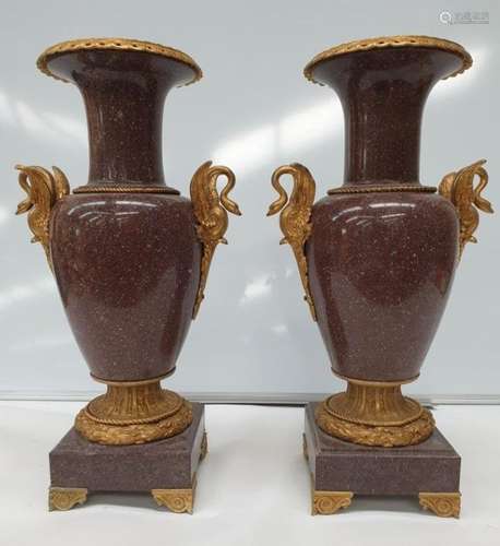 TRÈS BELLE PAIRE DE VASES DE FORME BALUSTRE EN PORPHYRE<br /...