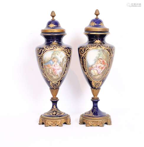 PAIRE DE VASES DANS LE STYLE DE SÈVRES<br />
En porcelaine à...