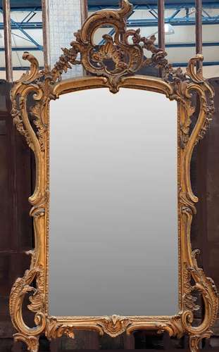 IMPORTANT MIROIR DE STYLE LOUIS XV<br />
Bois doré, mouluré ...