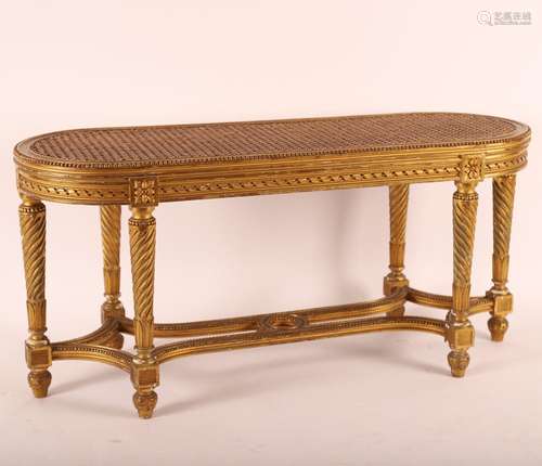 BANQUETTE EN BOIS DORÉ LOUIS XVI, XIXe<br />
Assise cannée <...