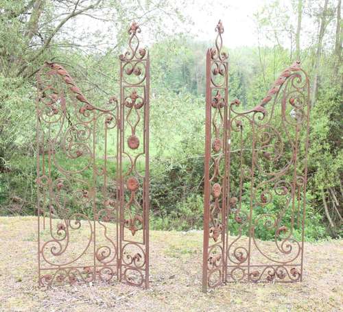 PAIRE DE GRILLES EN FER FORGÉ D'ENTRÉE D'HÔTEL PARTICULIER<b...