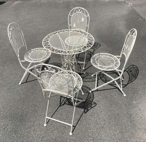 SALON DE JARDIN EN FER FORGÉ LAQUÉ 5 PIÈCES<br />
Composé d'...