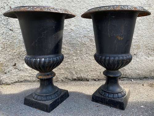 IMPORTANTE PAIRE DE VASES MEDICIS NOIRS<br />
En fonte sur p...