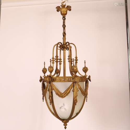 GRANDE LANTERNE LOUIS XV EN BRONZE DORÉ<br />
Décor de fleur...