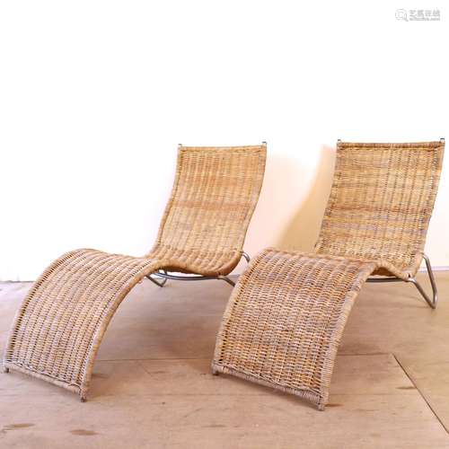 PAIRE DE CHAISES LONGUES "VAGUE" EN OSIER<br />
Ar...