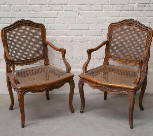 PAIRE DE FAUTEUILS CANNÉS EN BOIS CLAIR, début XXe <br />
Dé...