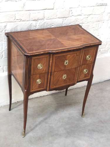 RARE COMMODE D'ENFANT DE STYLE TRANSITION<br />
Placage de b...