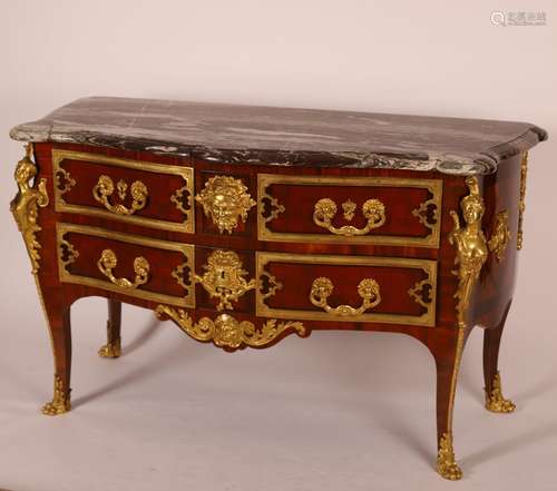 LONGUE COMMODE EN SAUTEUSE D'ÉPOQUE RÉGENCE MARQUETÉE attrib...