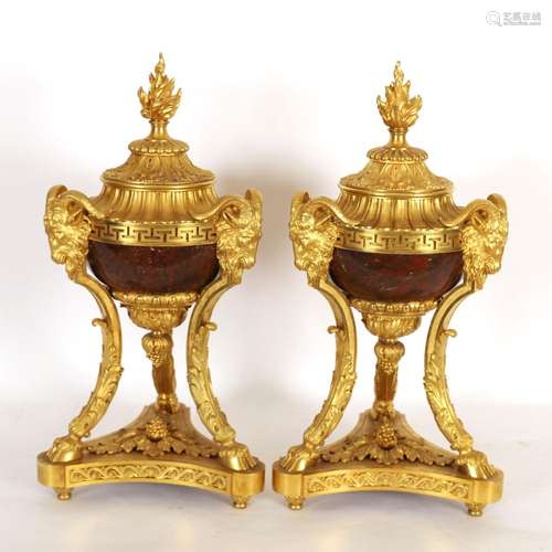 IMPORTANTE PAIRE DE CASSOLETTES LOUIS XVI EN BRONZE DORÉ FIN...