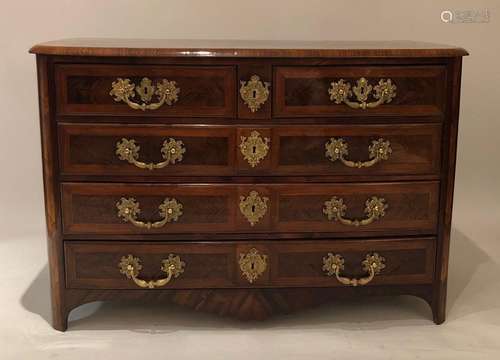 COMMODE MARQUETÉE LOUIS XIV DANS L'ESPRIT DAUPHINOIS<br />
E...