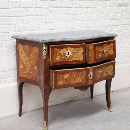 PETITE COMMODE GALBÉE LOUIS XV EN DÉCOR MARQUETÉ DE FLEURS d...