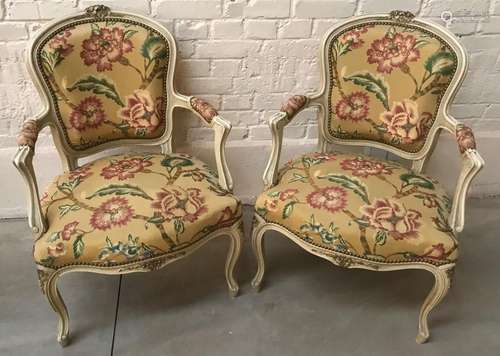 PAIRE DE FAUTEUILS CABRIOLETS LAQUÉS LOUIS XV<br />
En bois ...