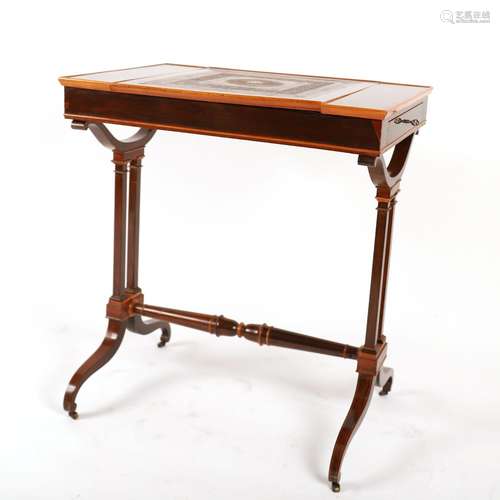 RAVISSANTE PETITE TABLE PUPITRE<br />
Plateau amovible forma...