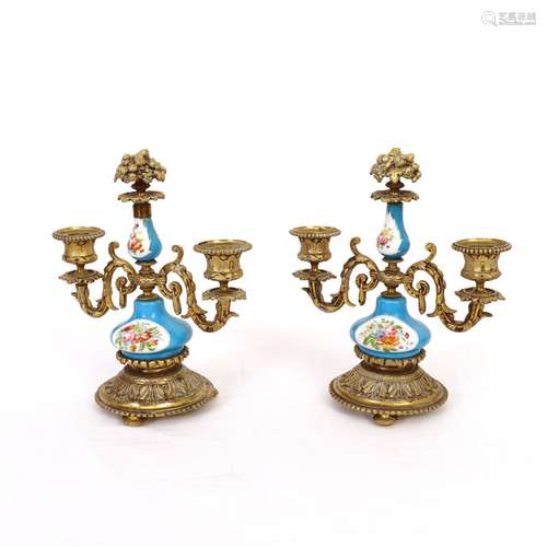 PAIRE DE CANDÉLABRES EN PORCELAINE DE SÈVRES ET BRONZE DORÉ<...