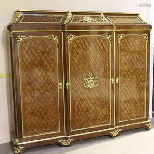 IMPORTANT MEUBLE D'APPUI DE STYLE LOUIS XIV À DOUCINE<br />
...