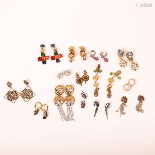 Lot de 14 paires de boucles d'oreilles fantaisies<br />
En l...