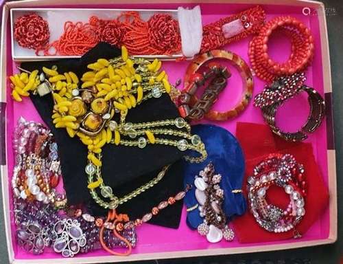 Lot de bijoux fantaisie colorés<br />
En l'état